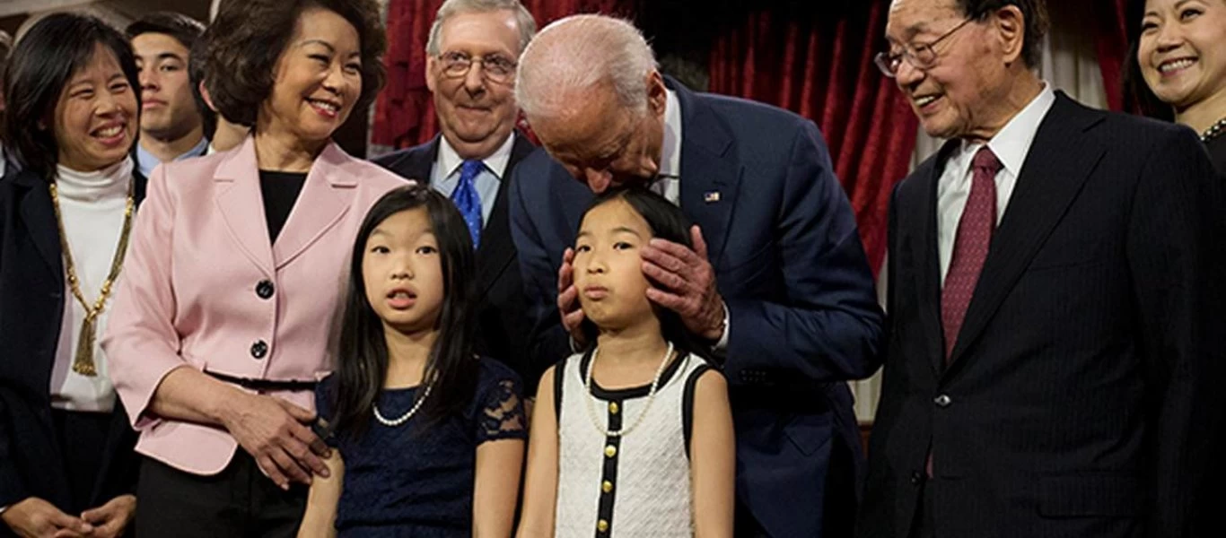 Ο Τ.Μπάιντεν την «έπεσε» σε 9χρονο κορίτσι: «Μοιάζεις με 19χρονη έτσι όπως κάθεσαι με τα πόδια σταυρωμένα»